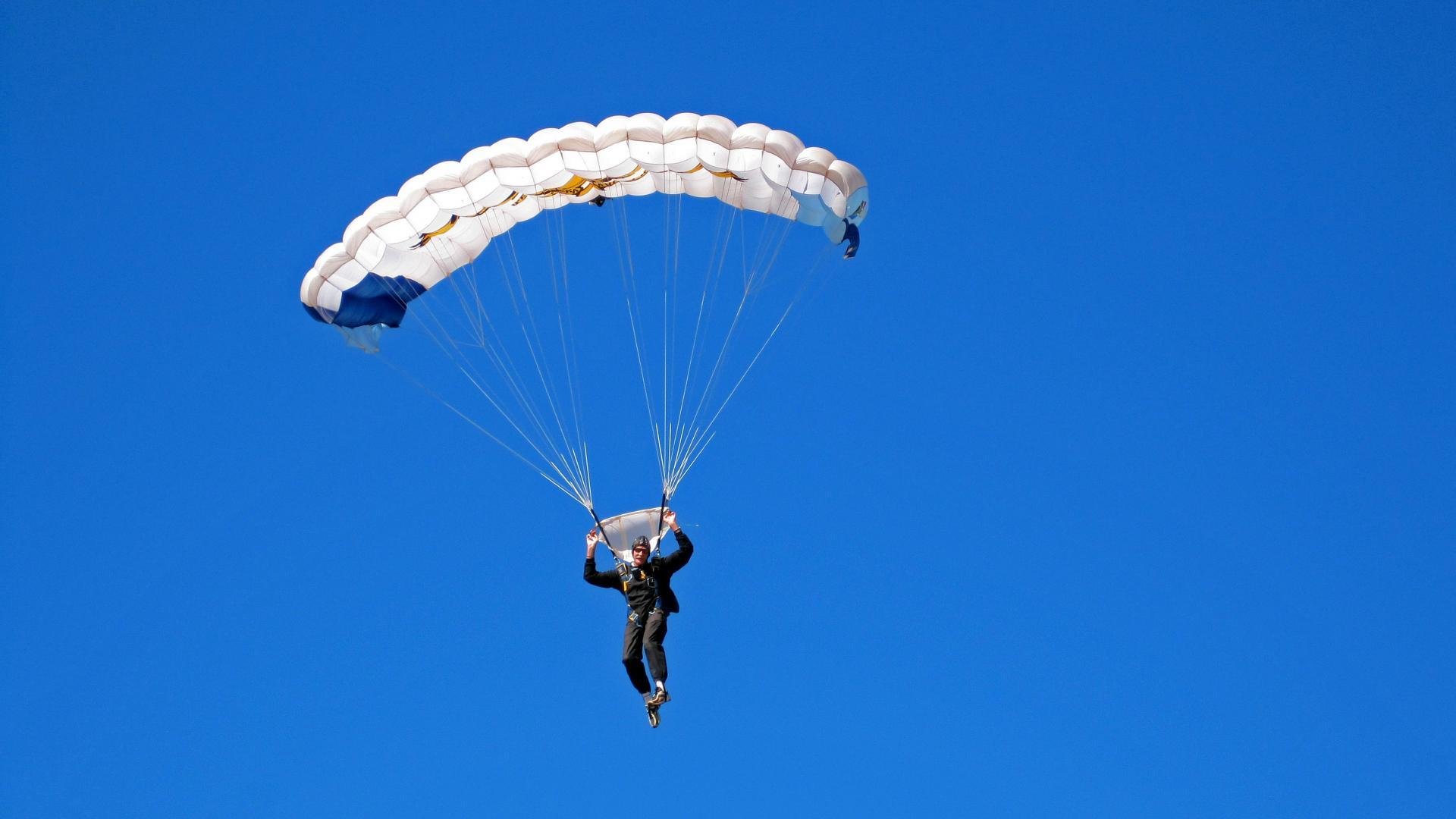 台球运动员跨界合作，推出联名款配件，台球签约球员